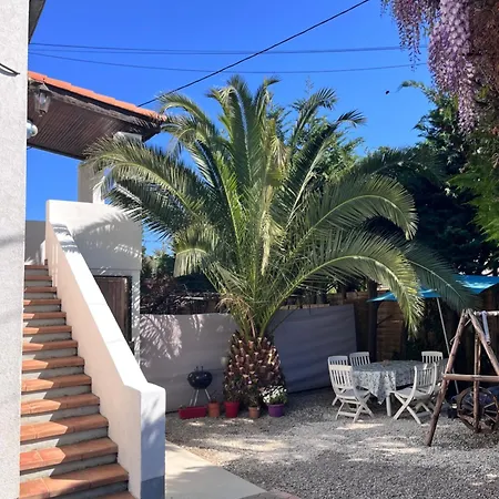 La Desiree, De La Tres Lumineux, Entierement Renovee, 3 Pieces, Climatise, Parking Prive Dans 120m2 De Jardin, Proche ! Antibes